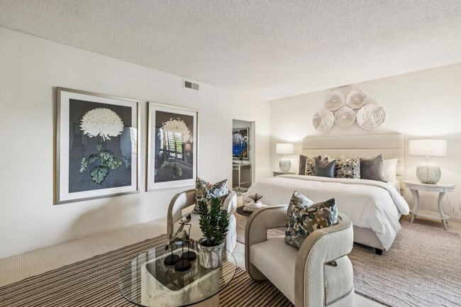 Building Photo - Elegant 2BR Condo with Golf Course Views i...