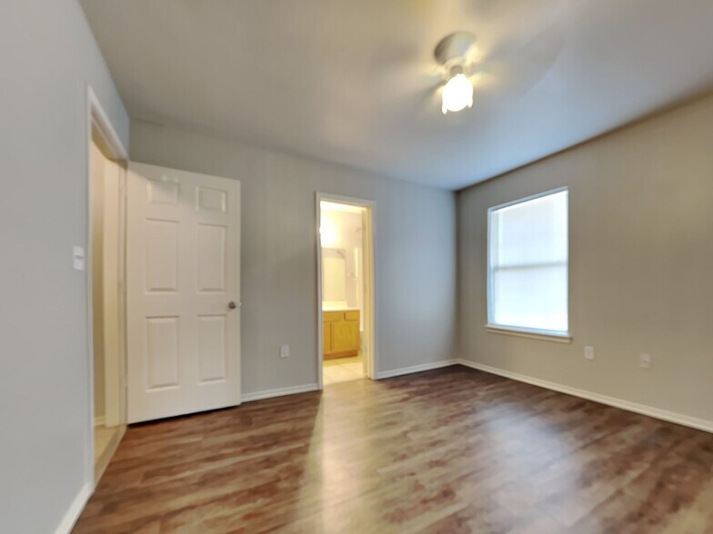 Building Photo - 522 N Brentwood Ave