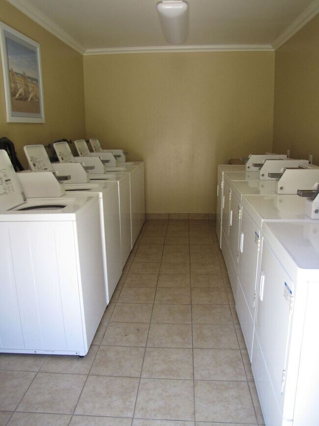 Building Photo - Downstairs 1 Bedroom Unit with Front Patio...