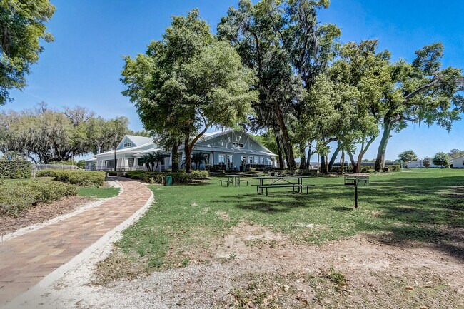 Building Photo - 10613 White Oak Dr