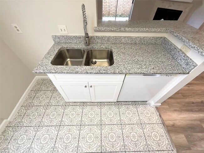 Building Photo - 1515 Sandy Springs Rd