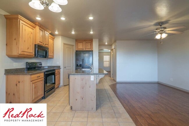 Building Photo - Beautiful 3 bedroom, 2.5 bathroom Townhome...