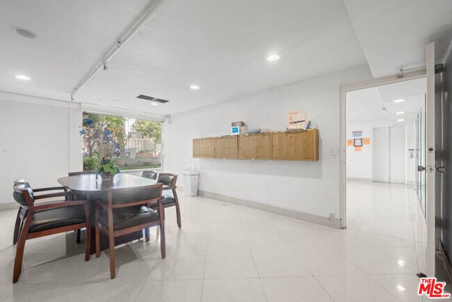 Building Photo - 423 Rexford Dr