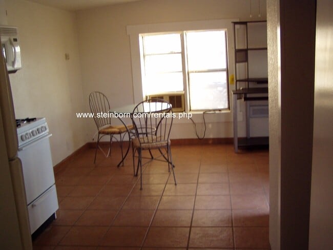 Building Photo - Cute Efficiency Apartment in Downtown Area