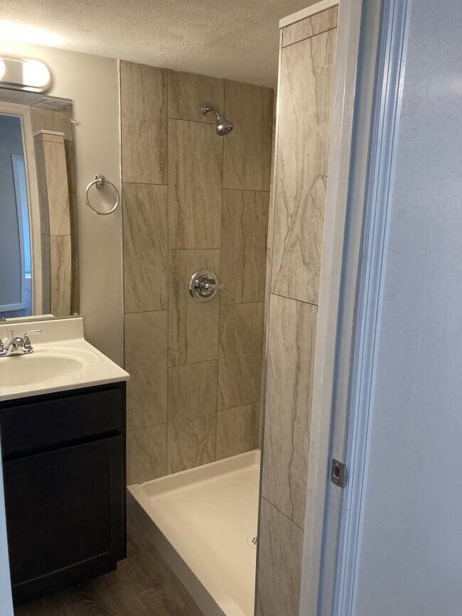 Building Photo - 707 Plankway Dr