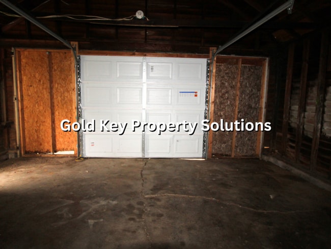Building Photo - 3 BR 1 BA House with Garage, Central Air, ...
