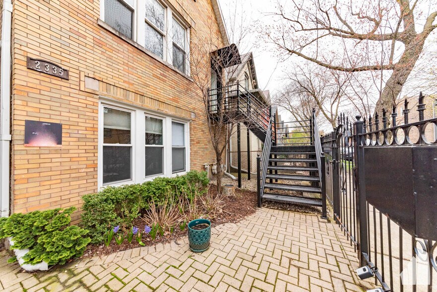 Primary Photo - 2335 W Moffat St