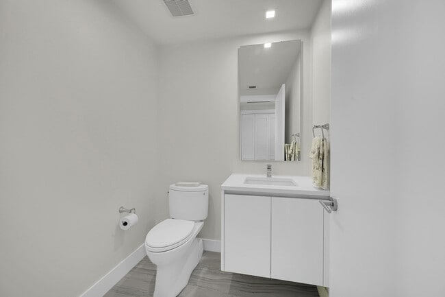 Building Photo - 730 N Ocean Blvd