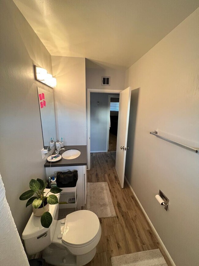 Building Photo - 909 E Marlette Ave