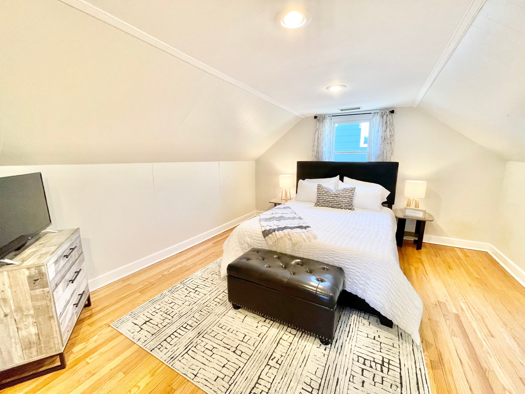 Building Photo - 1325 Willow Dr