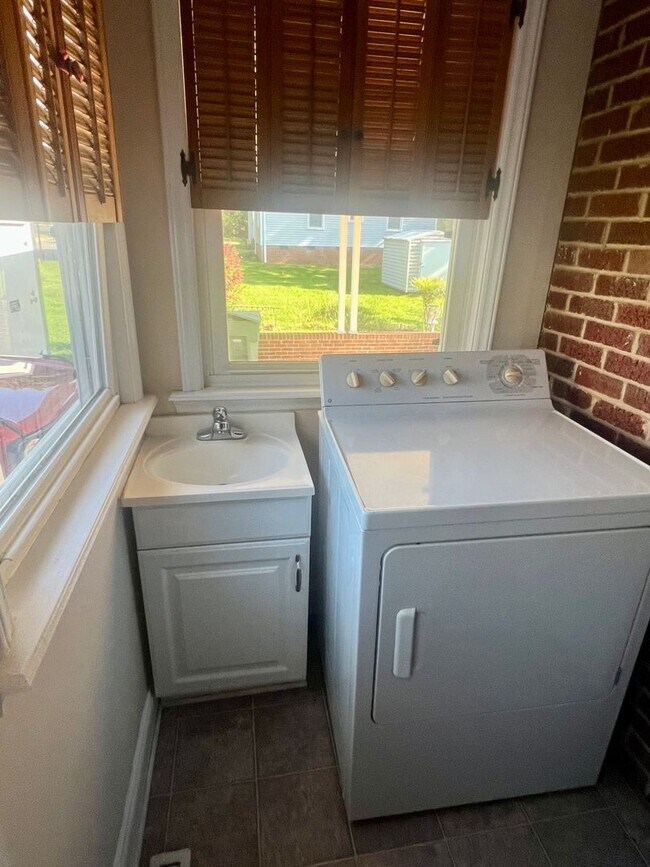 Building Photo - Two bedroom, 1 bath house in Graham-Coming...