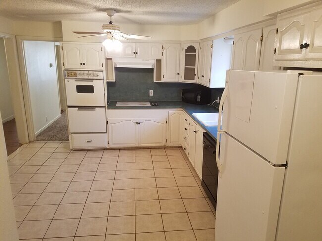 Building Photo - Beautiful Home Super Close to Tech!