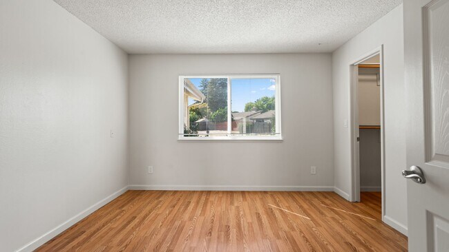 Building Photo - Woodcreek Cutie! 2bedroom 2bathroom