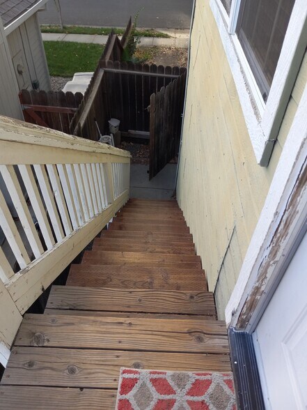 Building Photo - 400 Manzanita Way