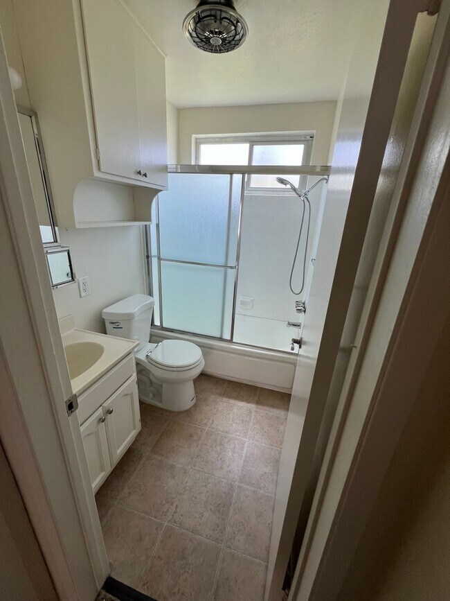 Interior Photo - 221 W Tujunga Ave