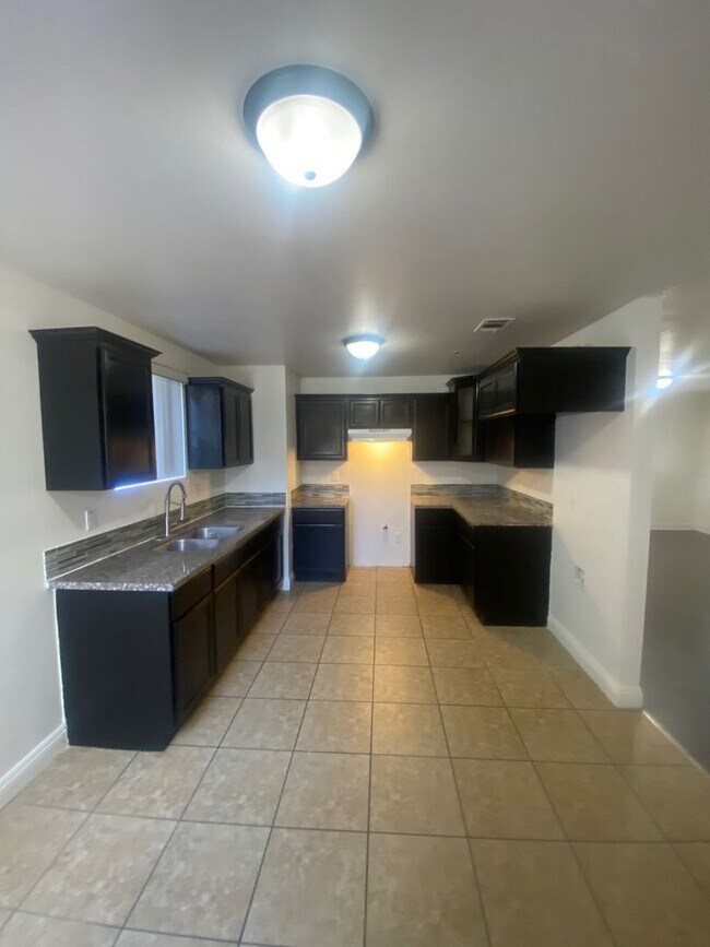 Building Photo - 76(914)