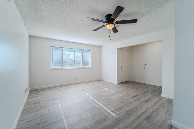 Building Photo - Cute remodeled unit!