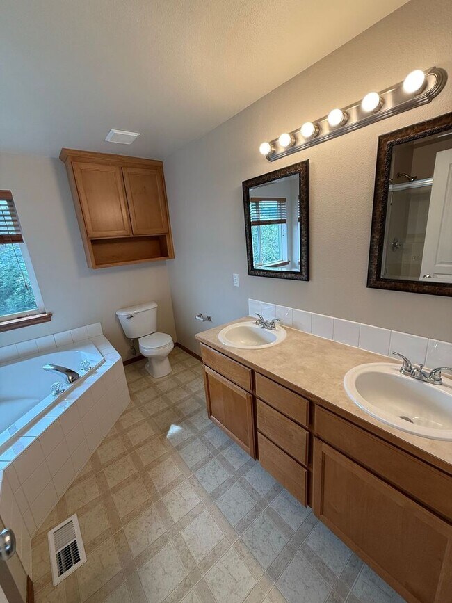 Building Photo - Beautiful 4 Bedroom in the Hidden Lake Community!