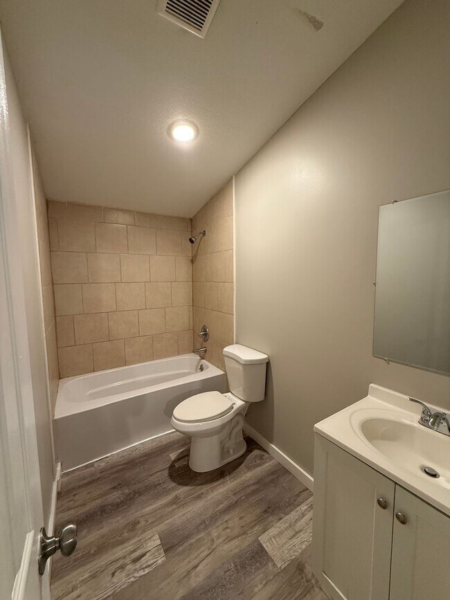 Building Photo - 1704 Santa Fe S