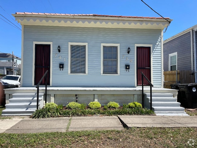 Building Photo - 739 Valence St