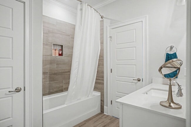 Building Photo - 3 BED | 3.5 BATHS | TWO CAR GARAGE | HERB RIVER | FURNISHED TOWNHOME