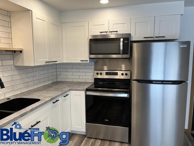 Building Photo - 646 Woodlawn Dr