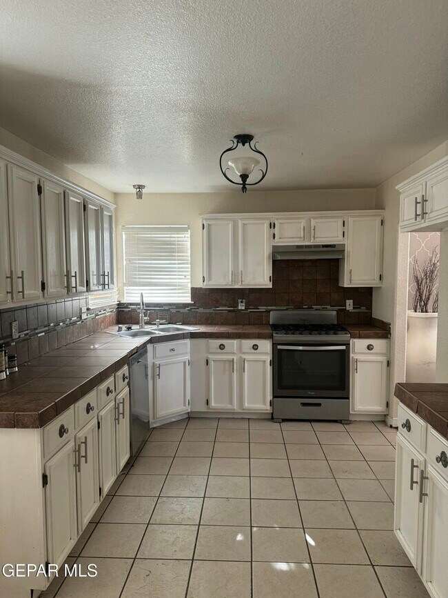 Building Photo - 12176 Dos Rios Dr