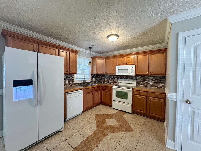 Building Photo - Well Maintained Three Bedroom Home in Hope...