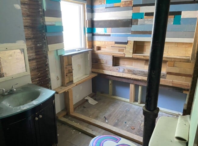 Building Photo - Investment Special! - $290 Month / $500 Down