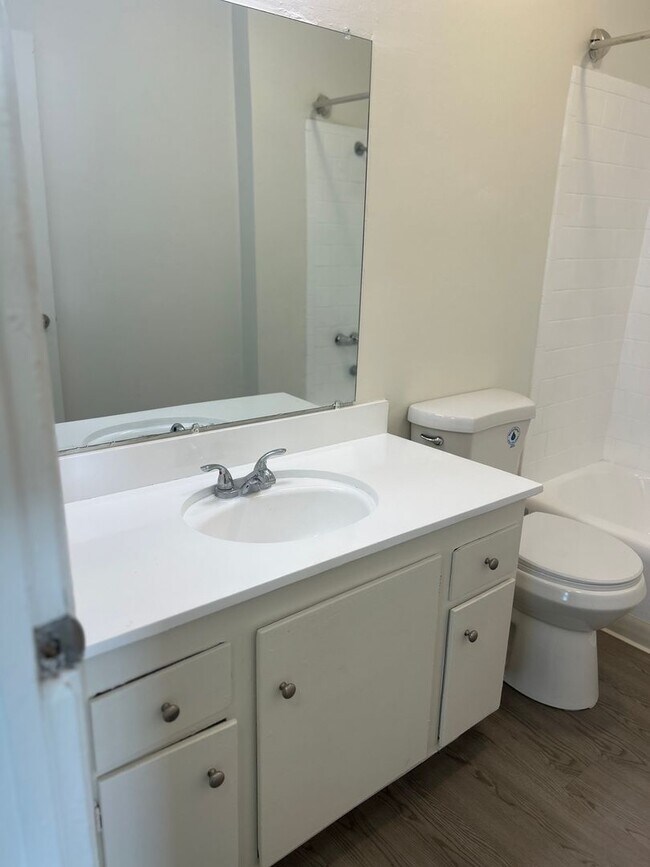 Building Photo - Bright 1 Bed / 1 Bath with Balcony & Pool – Central AC – Pet Friendly!