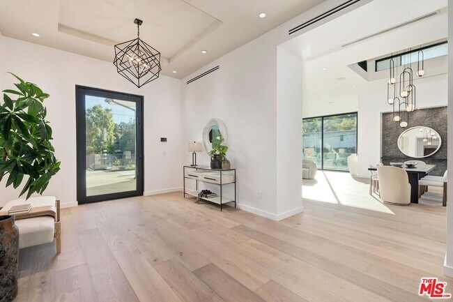 Building Photo - 16879 Mooncrest Dr