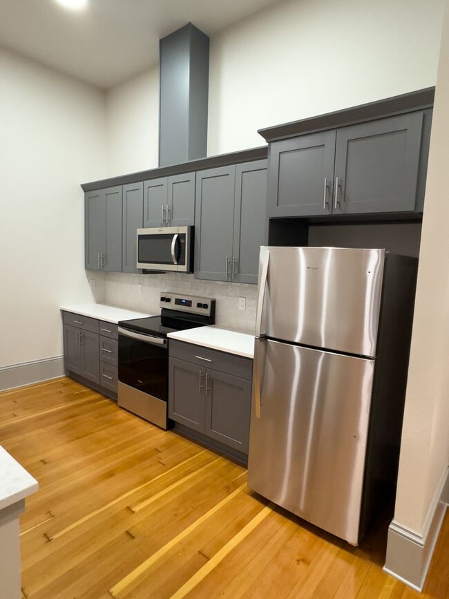 Building Photo - NEWLY RENOVATED DOWNTOWN SALEM ONE BEDROOM