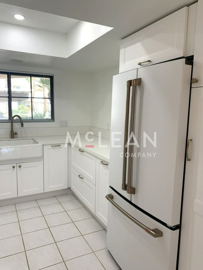 Building Photo - Beautiful Two Bedroom Condo in a Stunning ...