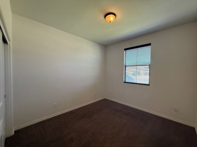 Building Photo - West Rosamond 5 bedroom