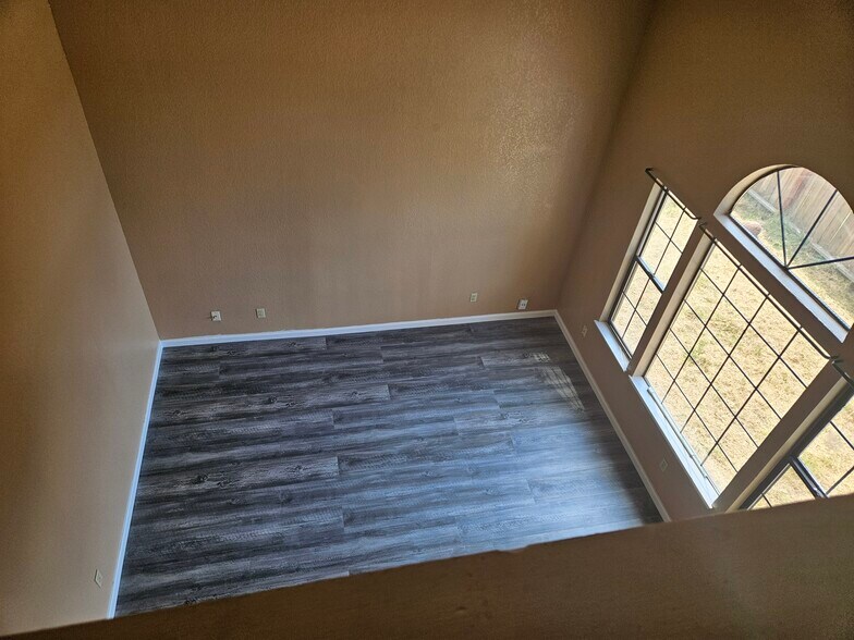 Living room - 401 Ravenwood Way