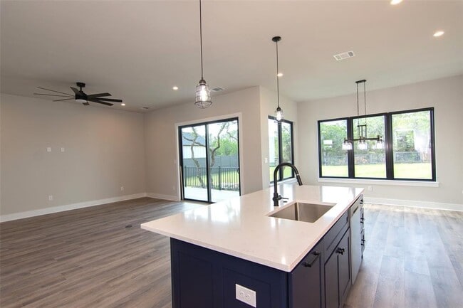 Building Photo - 2804 Lawrence Dr