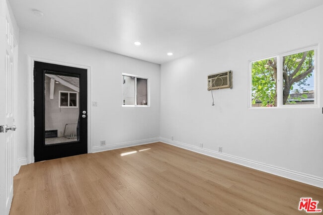 Building Photo - 3915 S Budlong Ave