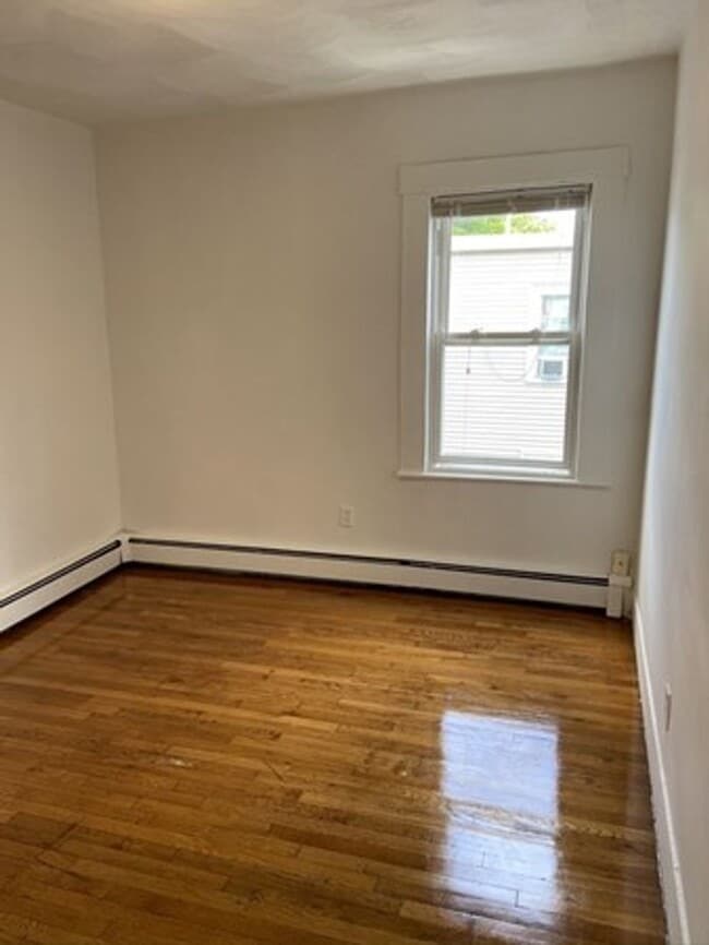 Building Photo - Don't miss out on this amazing deal!