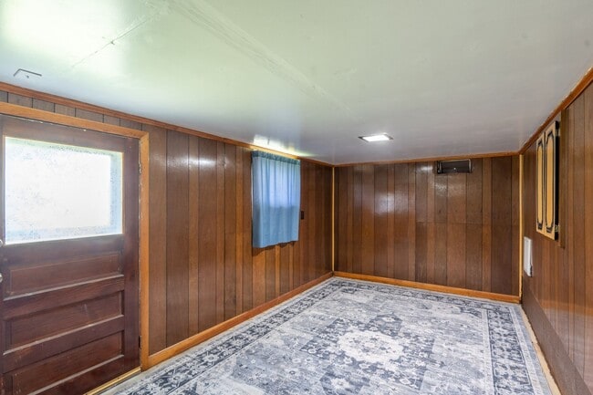Building Photo - 2 bed and 1.5bath house with office space ...