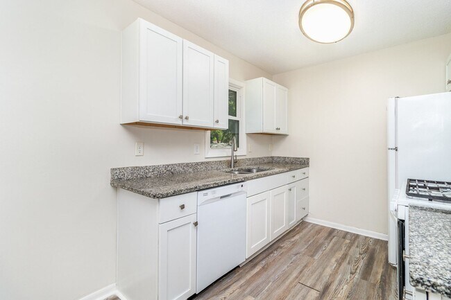 Building Photo - Spacious 5bed|2bath Home w/ Large Backyard & Garage