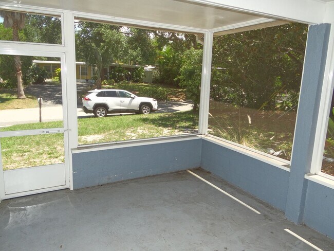 Building Photo - 2 bed, 1.5  bath in a quiet neighborhood