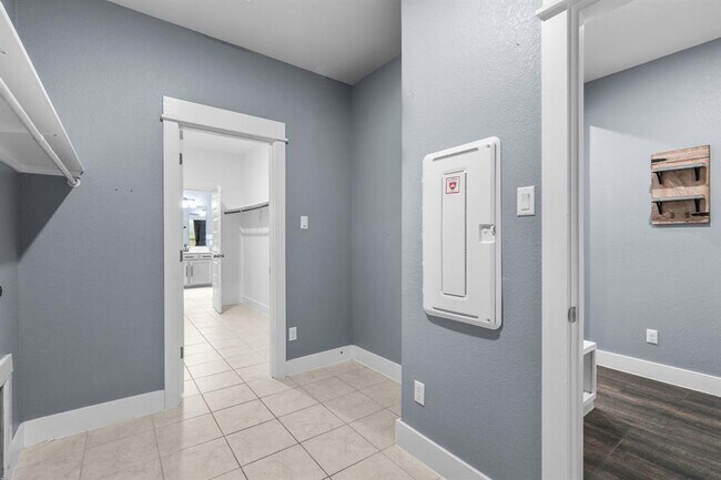 Building Photo - 525 Compania Cove