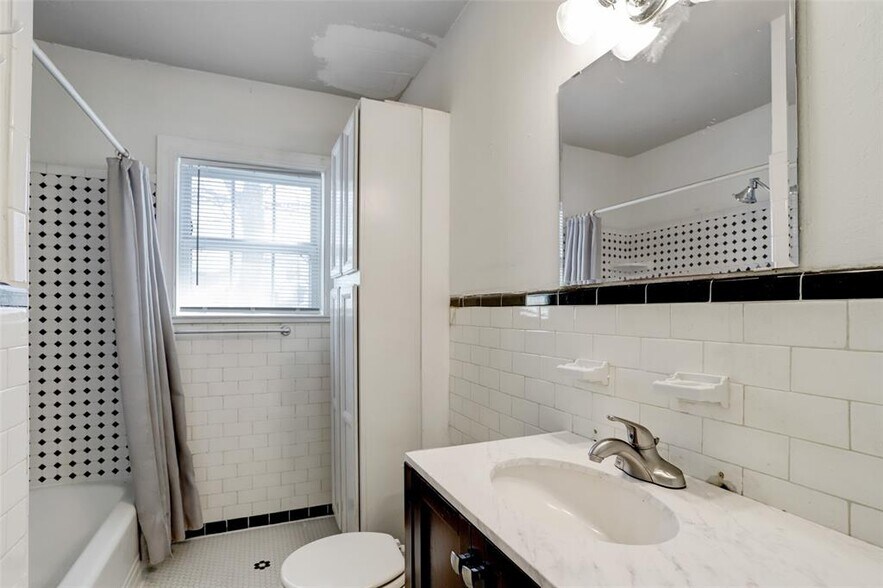 Building Photo - 2636 Greenbriar Dr