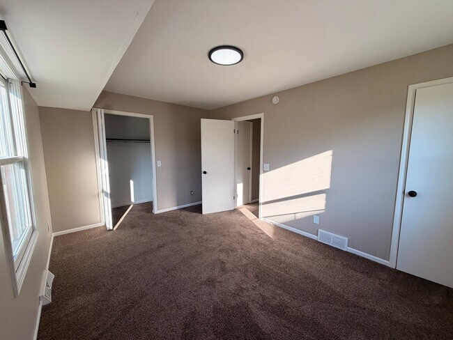 Building Photo - Rockford Schools! 4 Bedroom Duplex