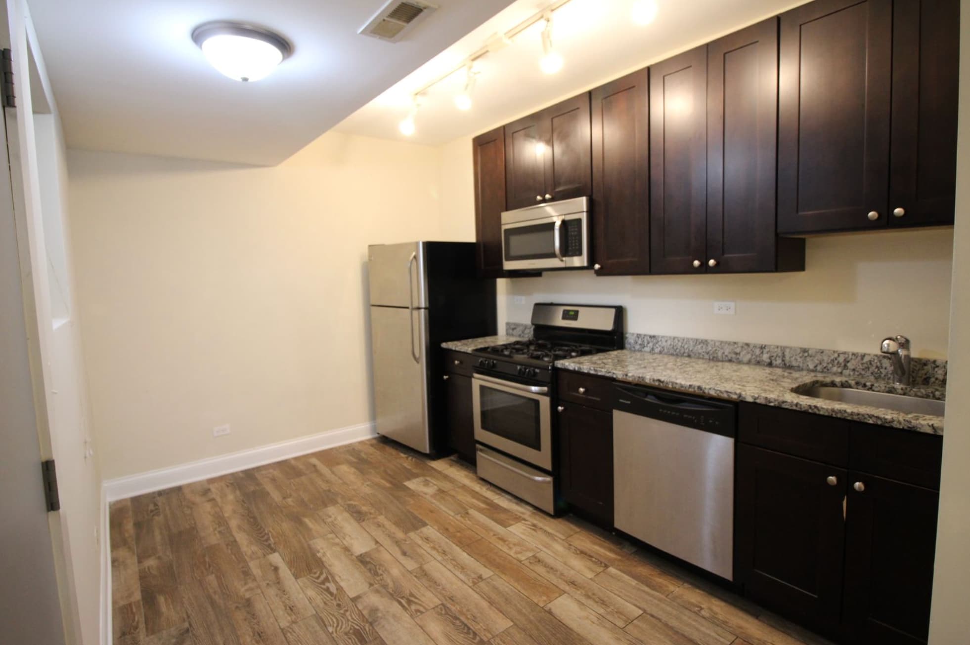 Kitchen with modern appliances - 5003 N Sawyer Ave
