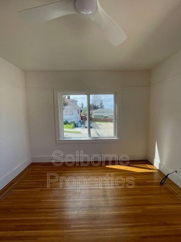 Building Photo - 1424 E 20th St