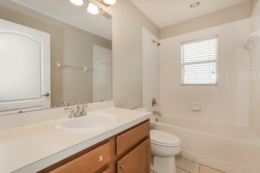Building Photo - 906 Larwood Pine Dr