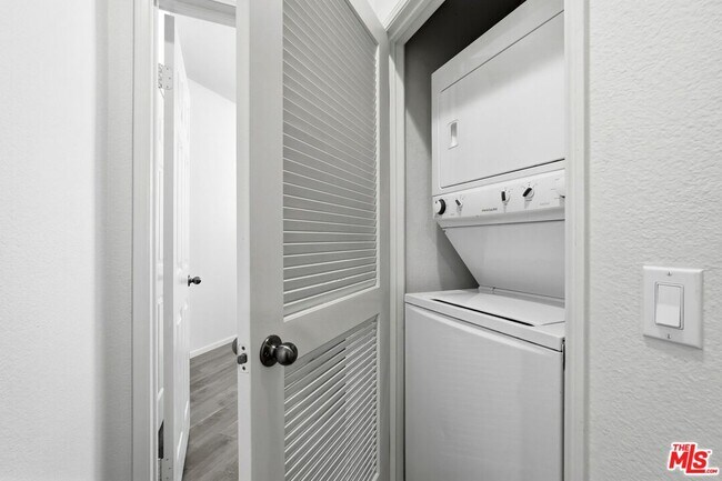 Building Photo - 27022 Victoria Ln