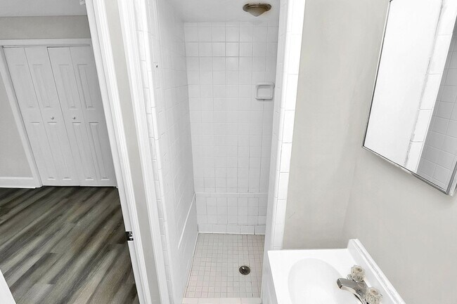 Building Photo - Newly renovated home - 3 Bed/2 Bath