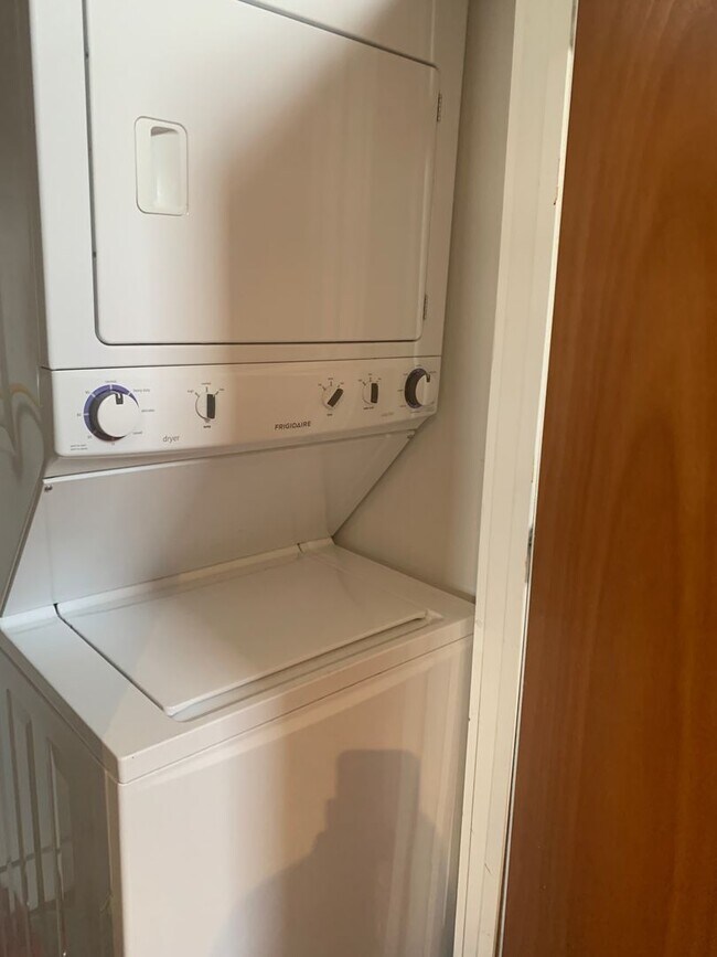 Building Photo - 1223 Bingham St